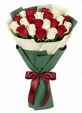 Букет Микс из красных и белых роз в Заворонежском