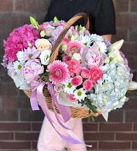Цветочная композиция из Розы, Хризантемы, Пионы и Лизиантусы в корзине в Заворонежском
