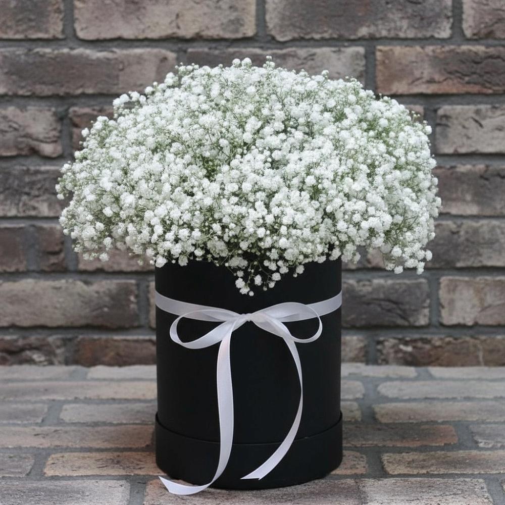 Цветочная композиция из Гипсофила в шляпной коробке в Заворонежском