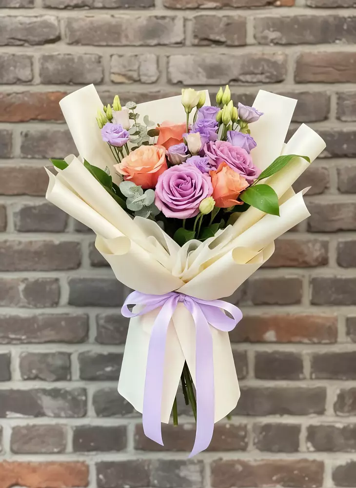 Букет цветов из: Лизиантусы и Розы в Заворонежском