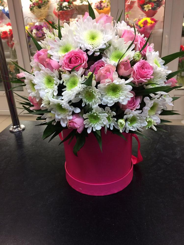 Цветочная композиция из Розы и Хризантемы в шляпной коробке в Заворонежском