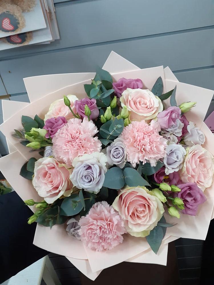 Букет цветов из: Розы, Гвоздики и Лизиантусы в Заворонежском