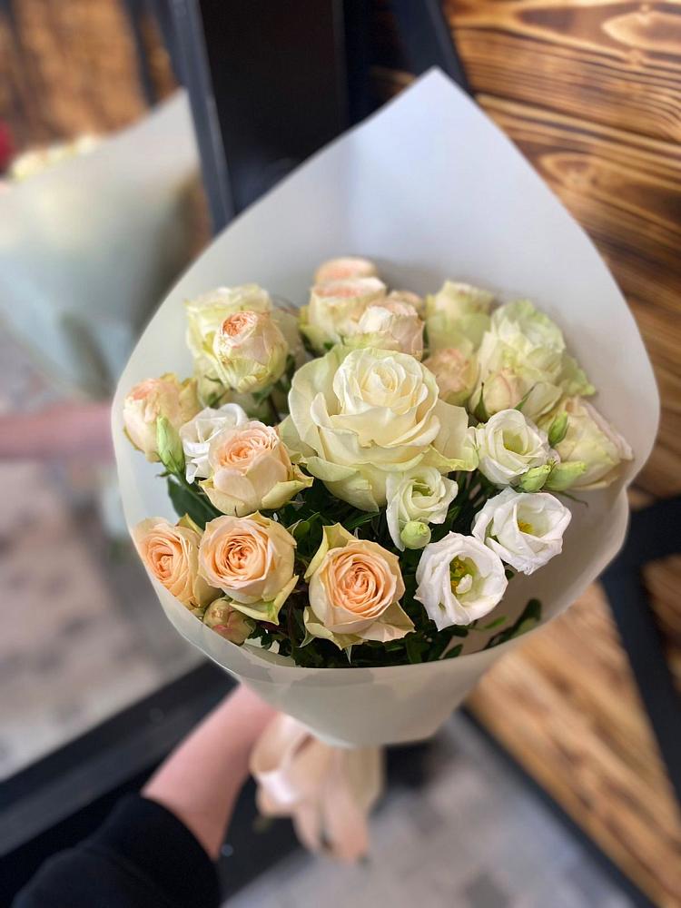 Букет цветов из: Розы и Лизиантусы в Заворонежском